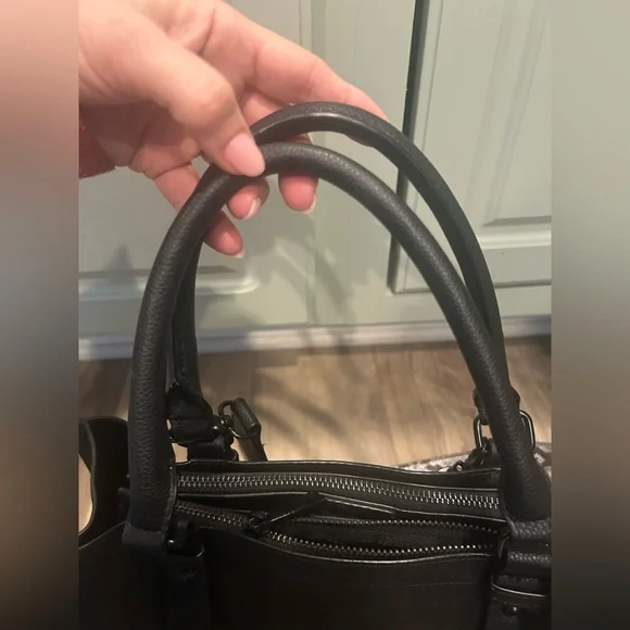 ALDO Black tote/bag/purse with snake skin design shoulder strap and key tassel - Picture 11 of 16